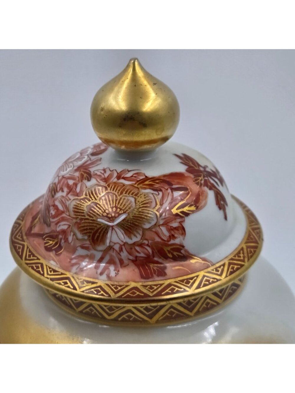 Kutani Peacock & Peony Covered Vase From the Meiji Period - Picture 8 of 13